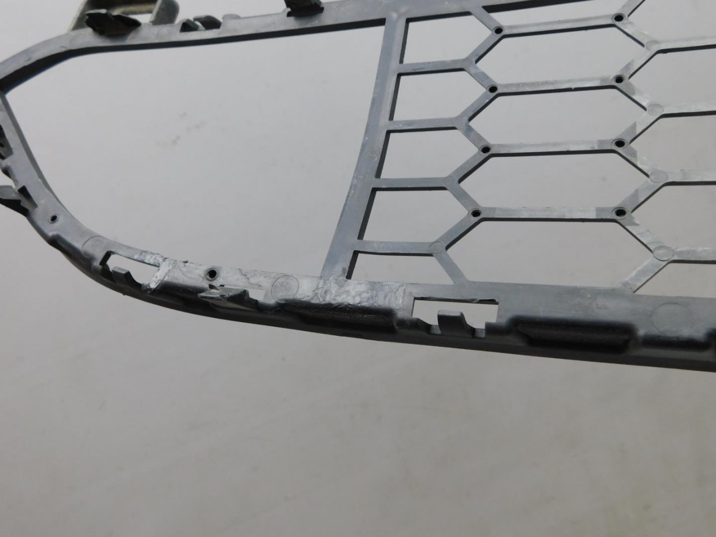 Решетка в бампер центральная