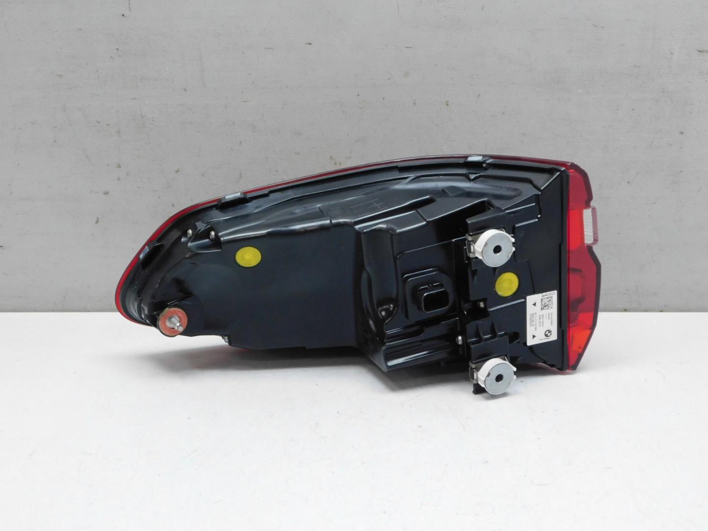 Фонарь задний наружный правый