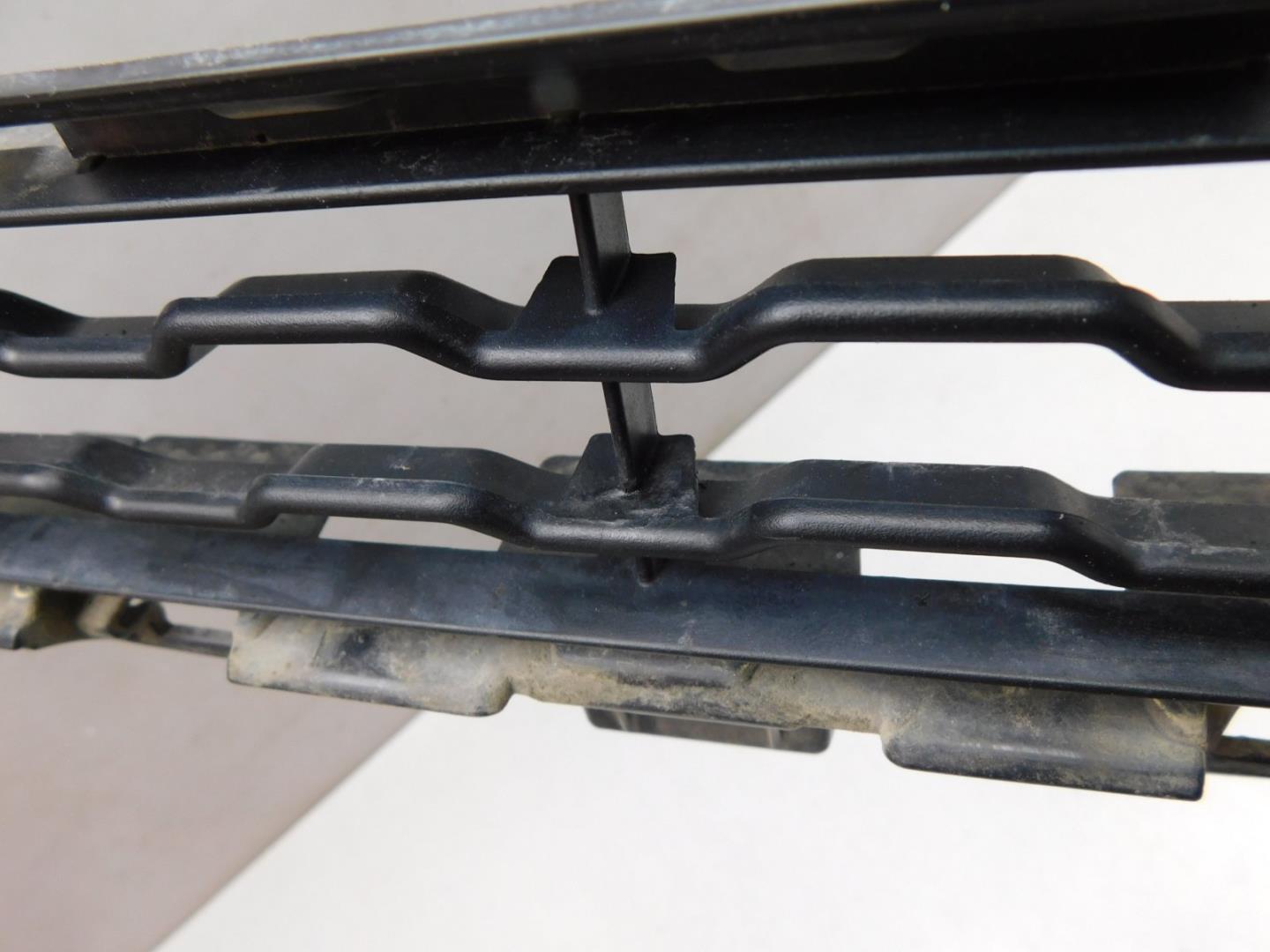 Решетка в бампер центральная