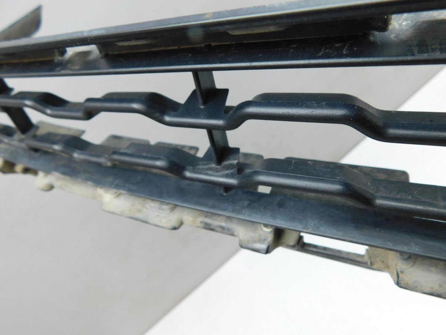 Решетка в бампер центральная