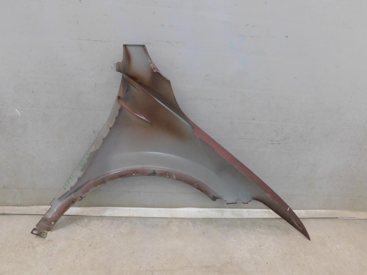 Крыло переднее левое