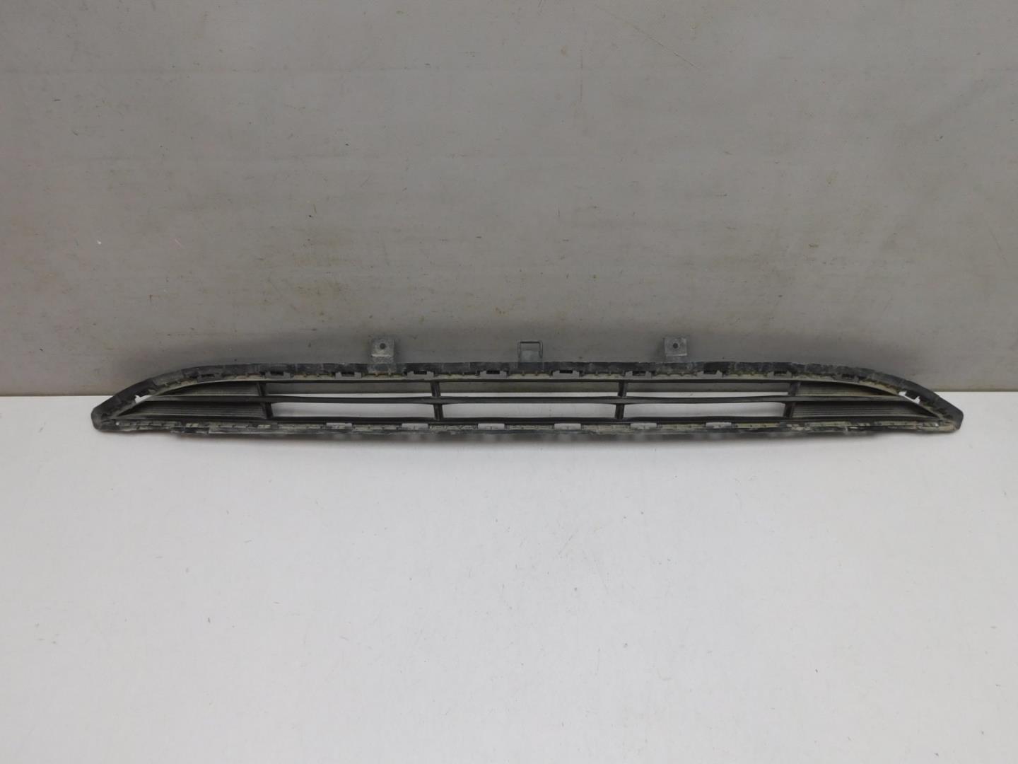 Решетка в бампер центральная