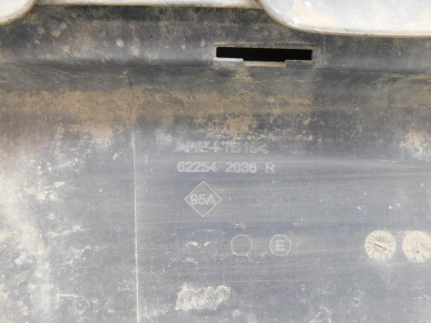 Решетка в бампер центральная