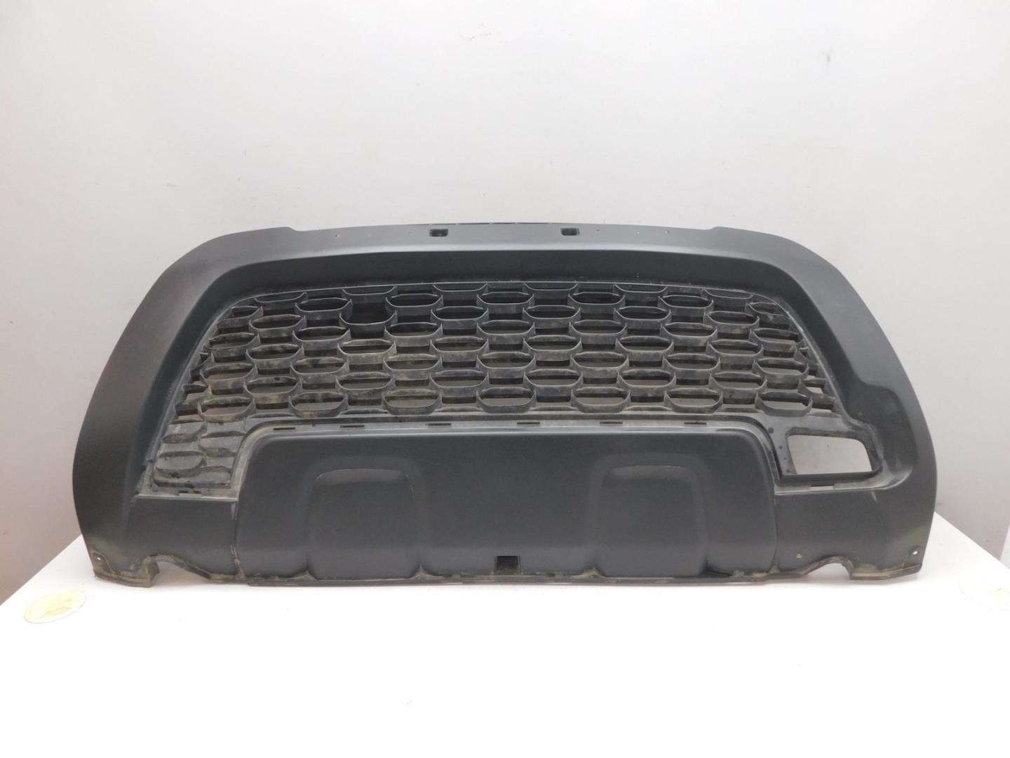 Решетка в бампер центральная