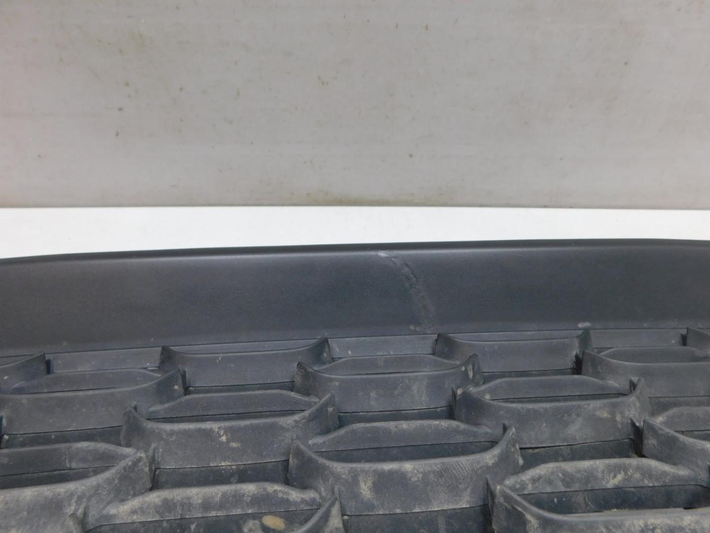 Решетка в бампер центральная