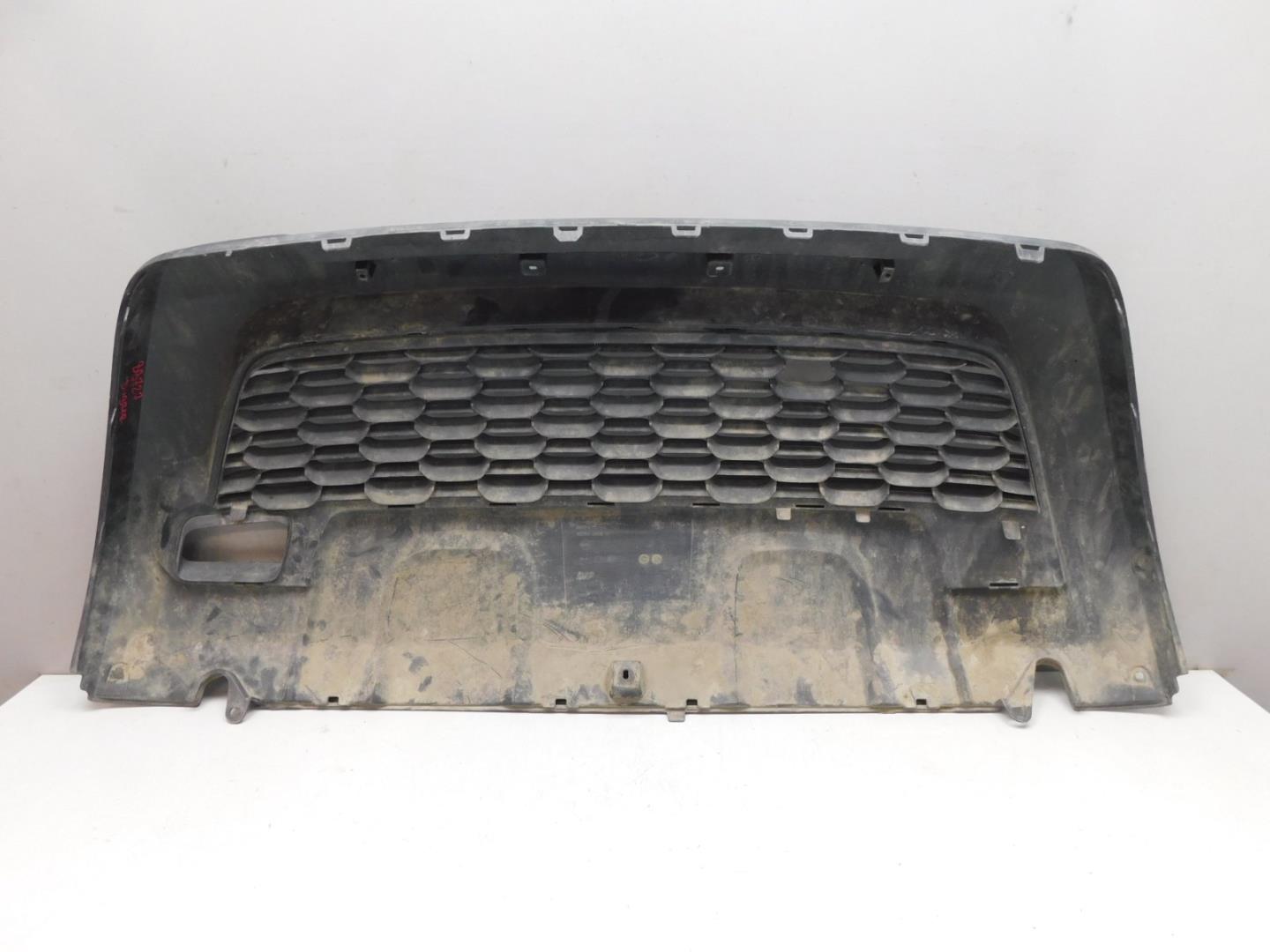 Решетка в бампер центральная