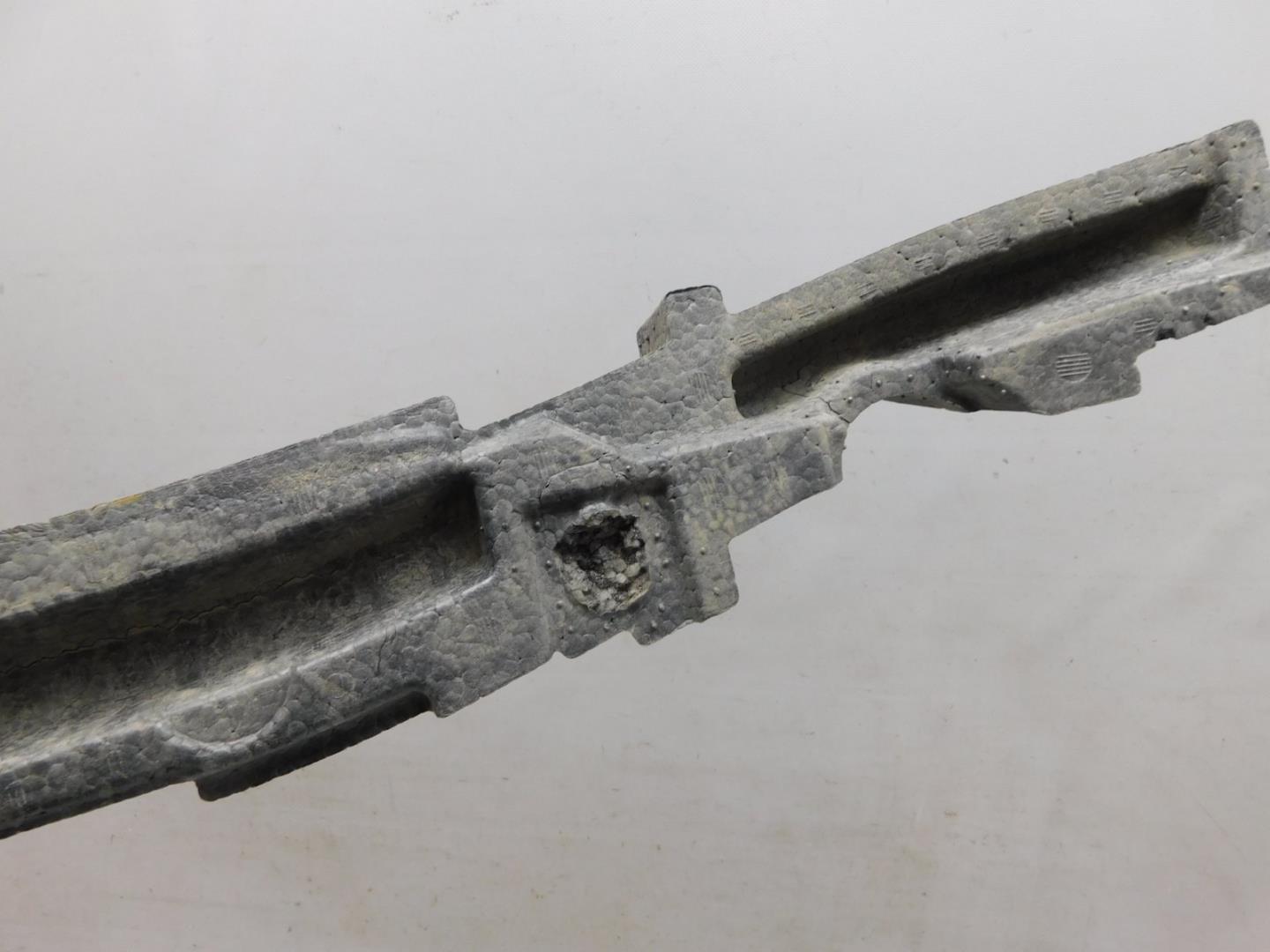 Усилитель переднего бампера