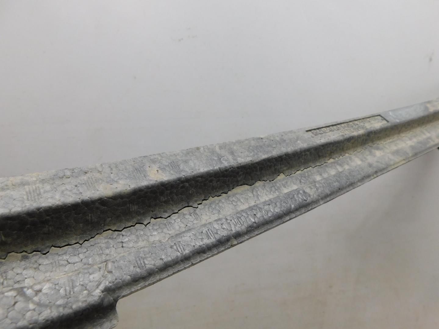 Усилитель переднего бампера