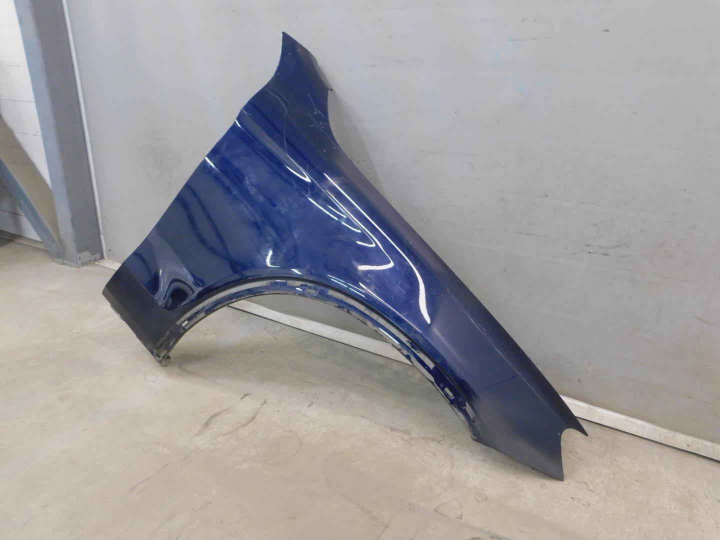 Крыло переднее правое