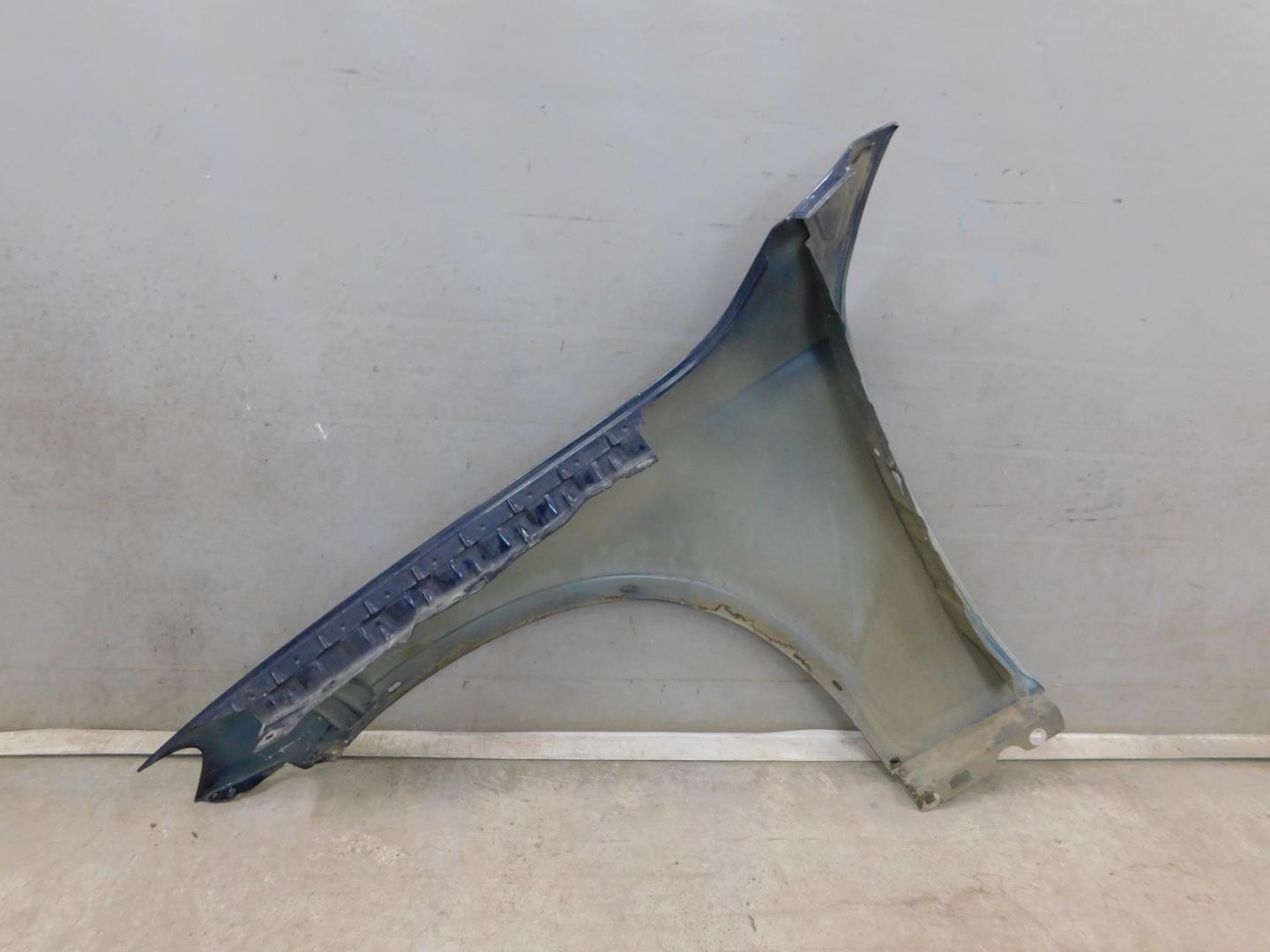 Крыло переднее правое