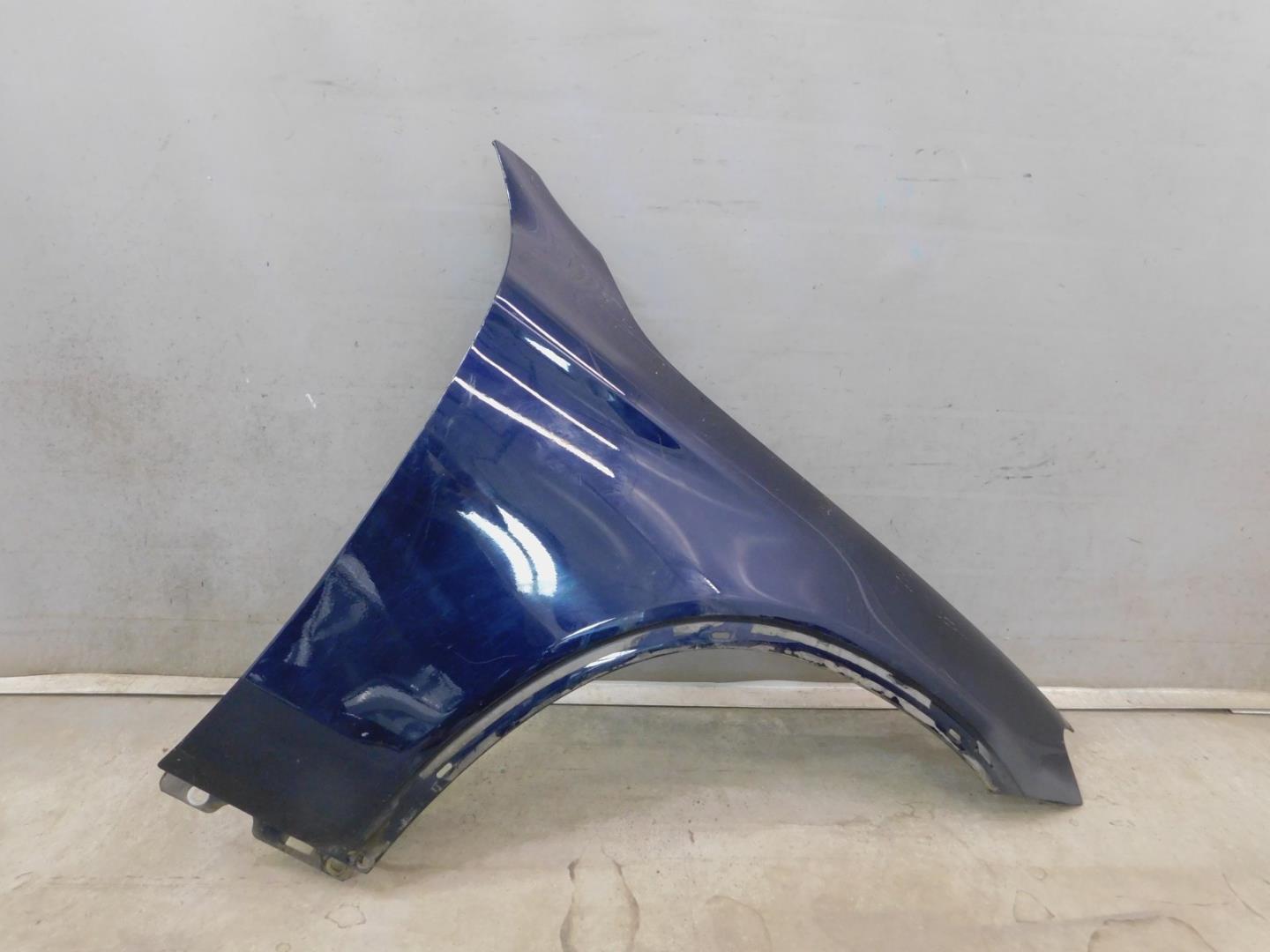 Крыло переднее правое