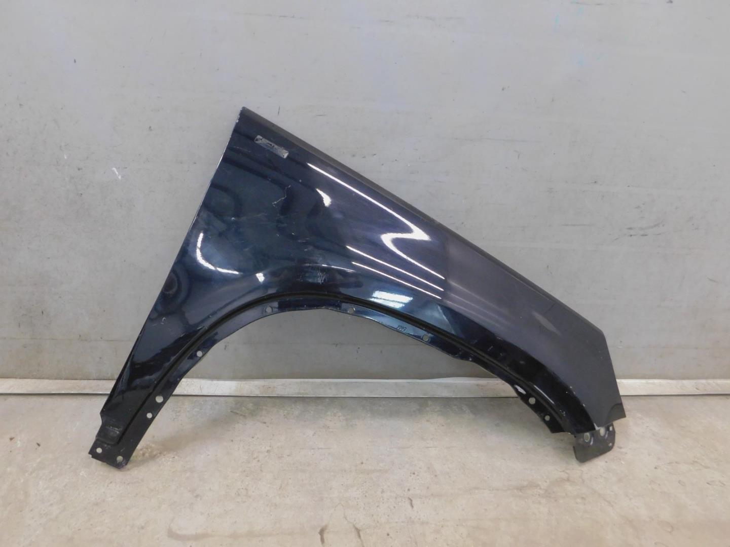 Крыло переднее правое