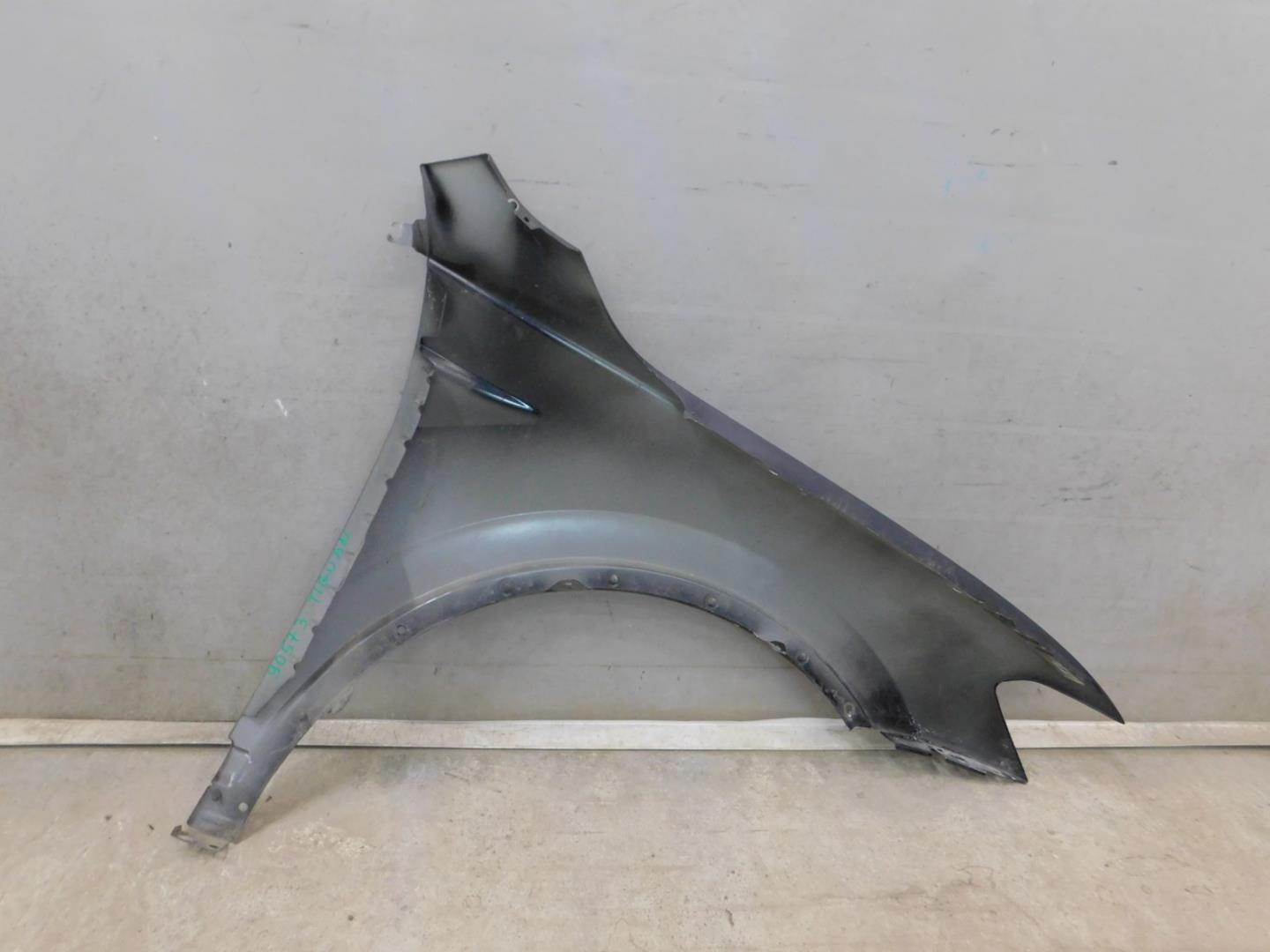 Крыло переднее левое