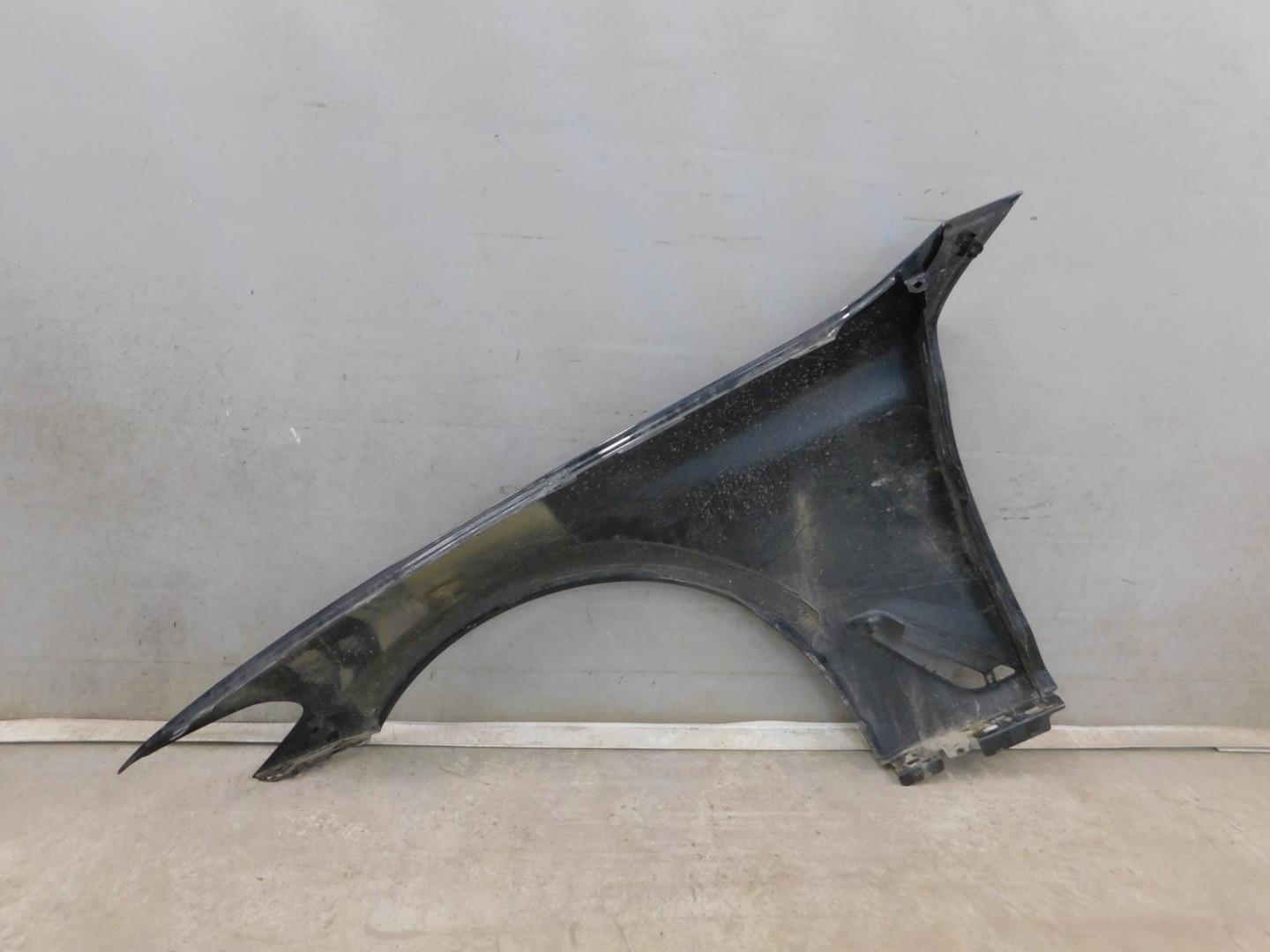 Крыло переднее правое