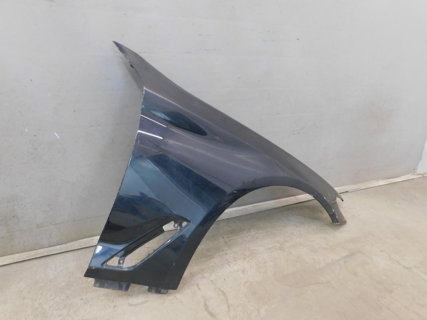 Крыло переднее правое