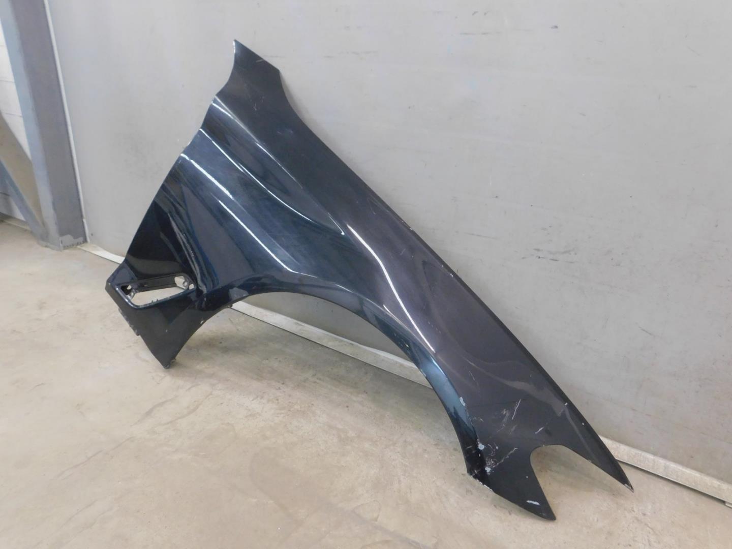 Крыло переднее правое