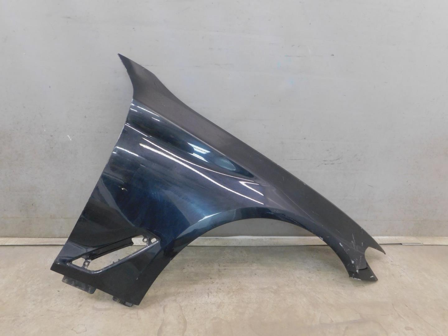 Крыло переднее правое