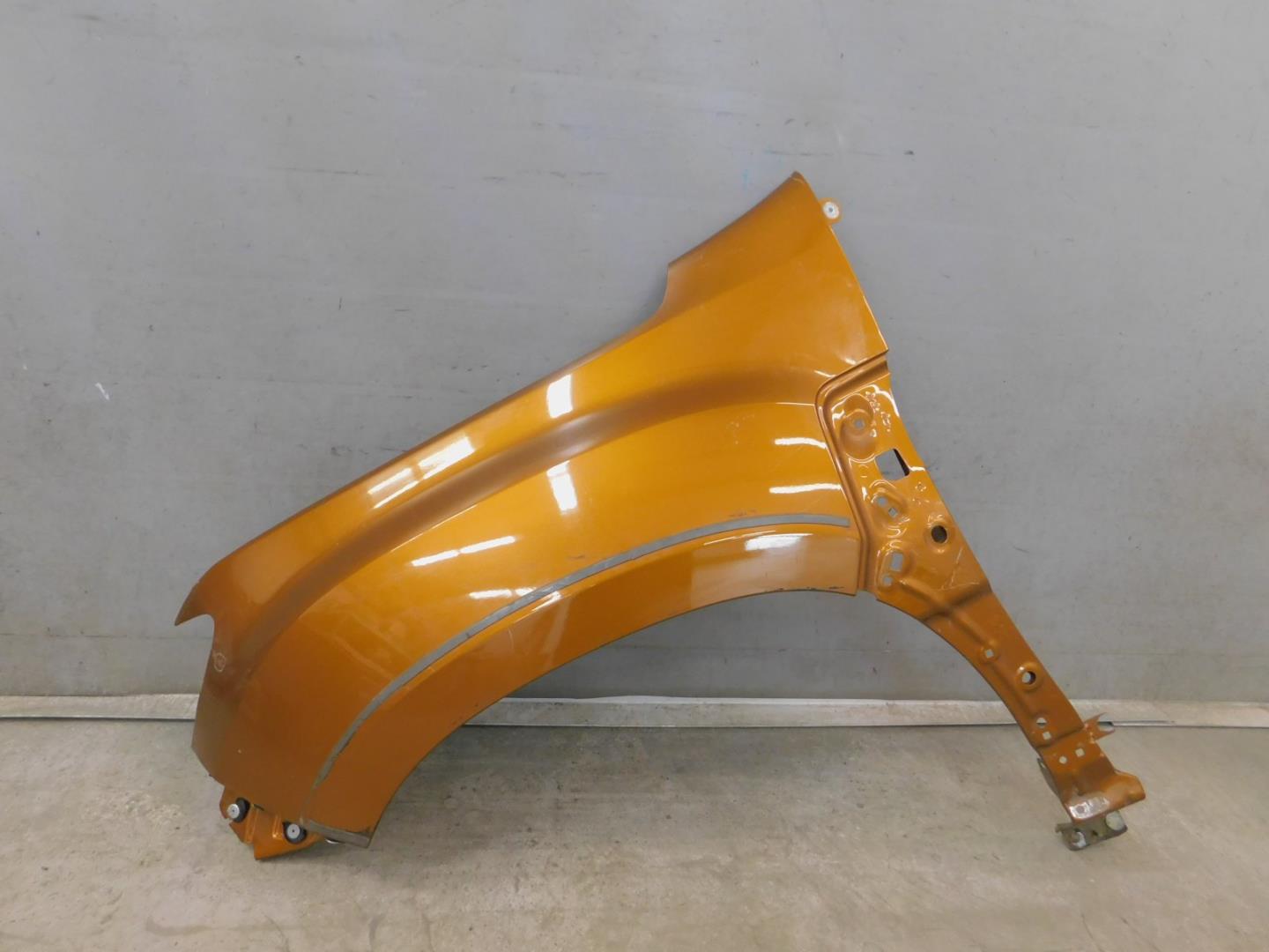 Крыло переднее левое