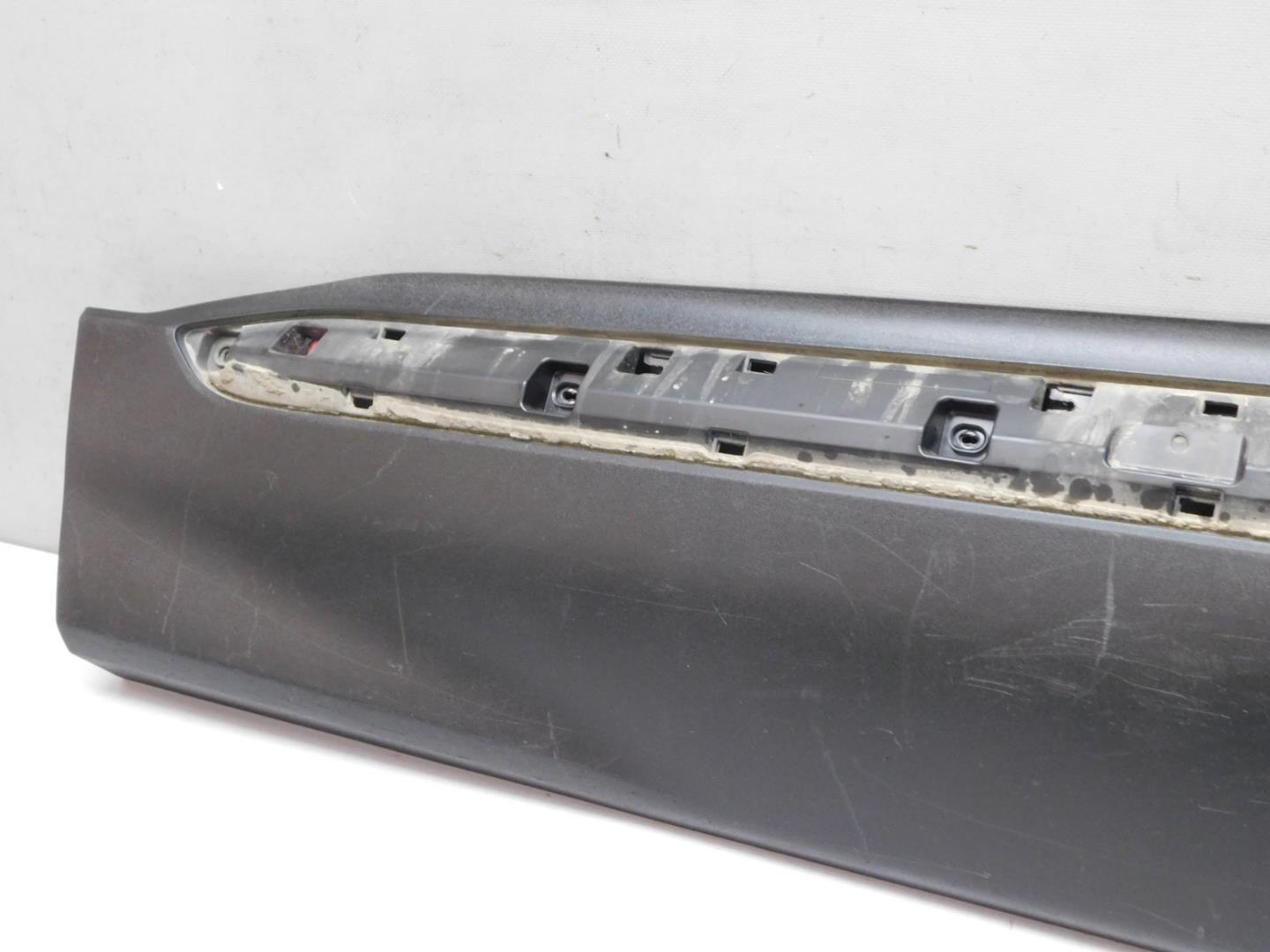 Накладка двери передней левой