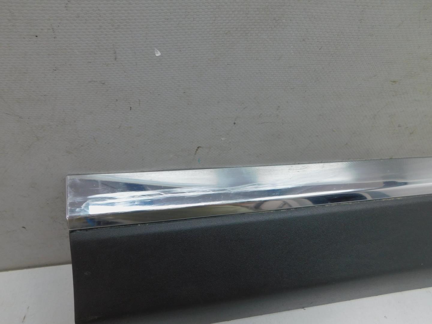 Накладка двери передней правой