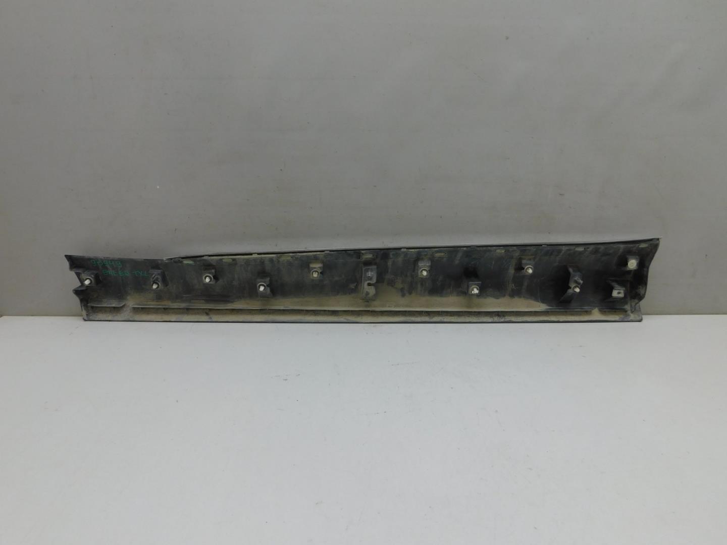 Накладка двери передней правой