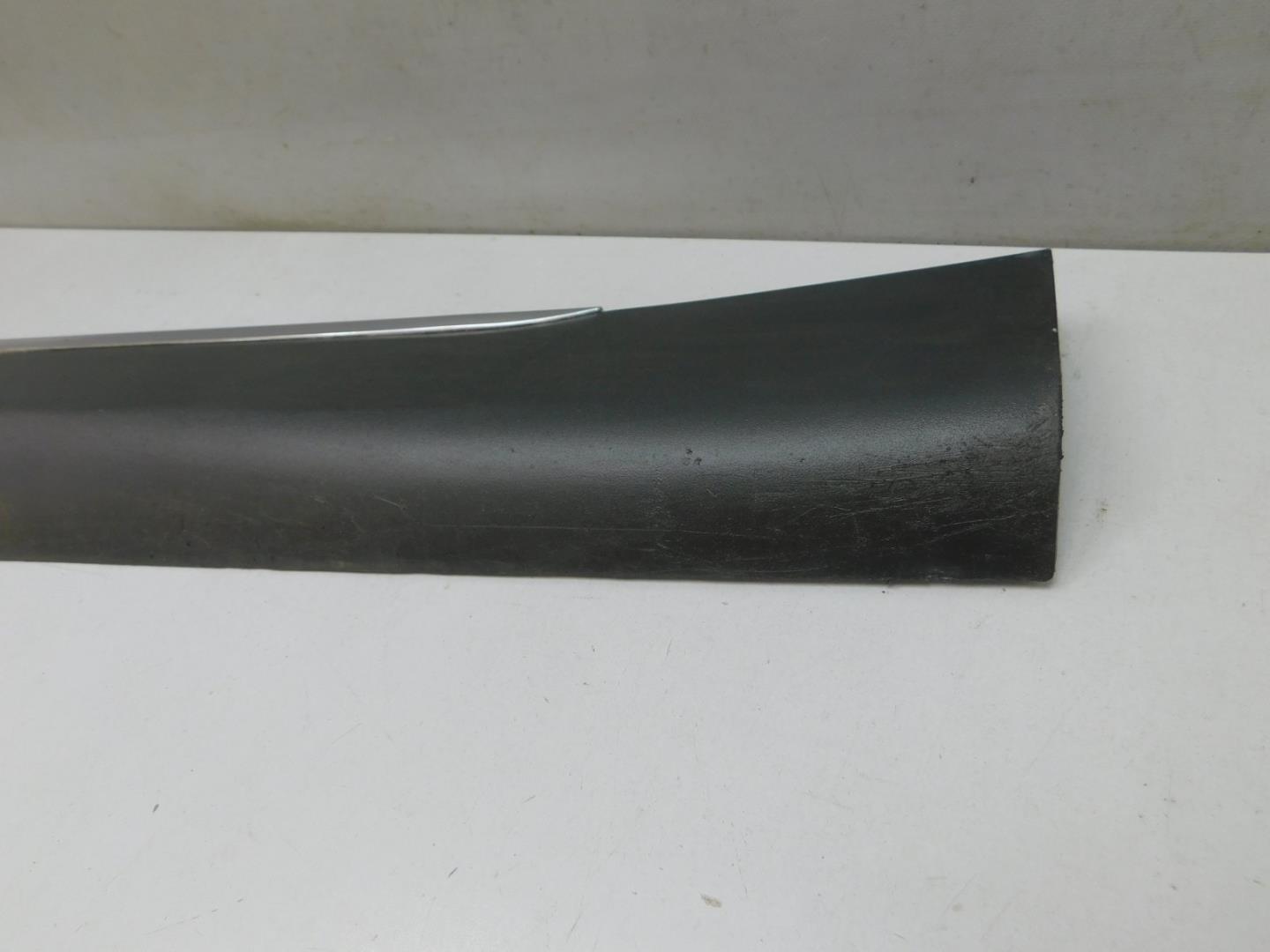 Накладка двери передней правой