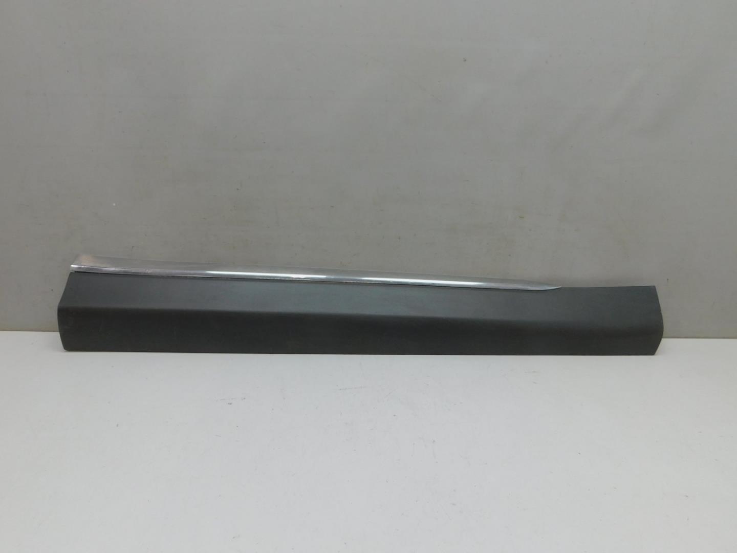 Накладка двери передней правой