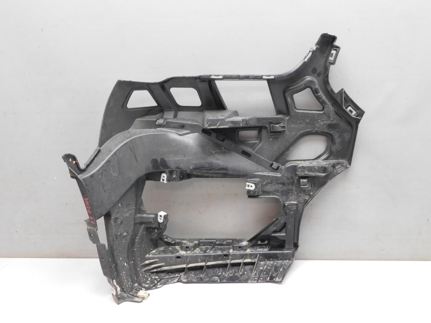 Кронштейн переднего бампера