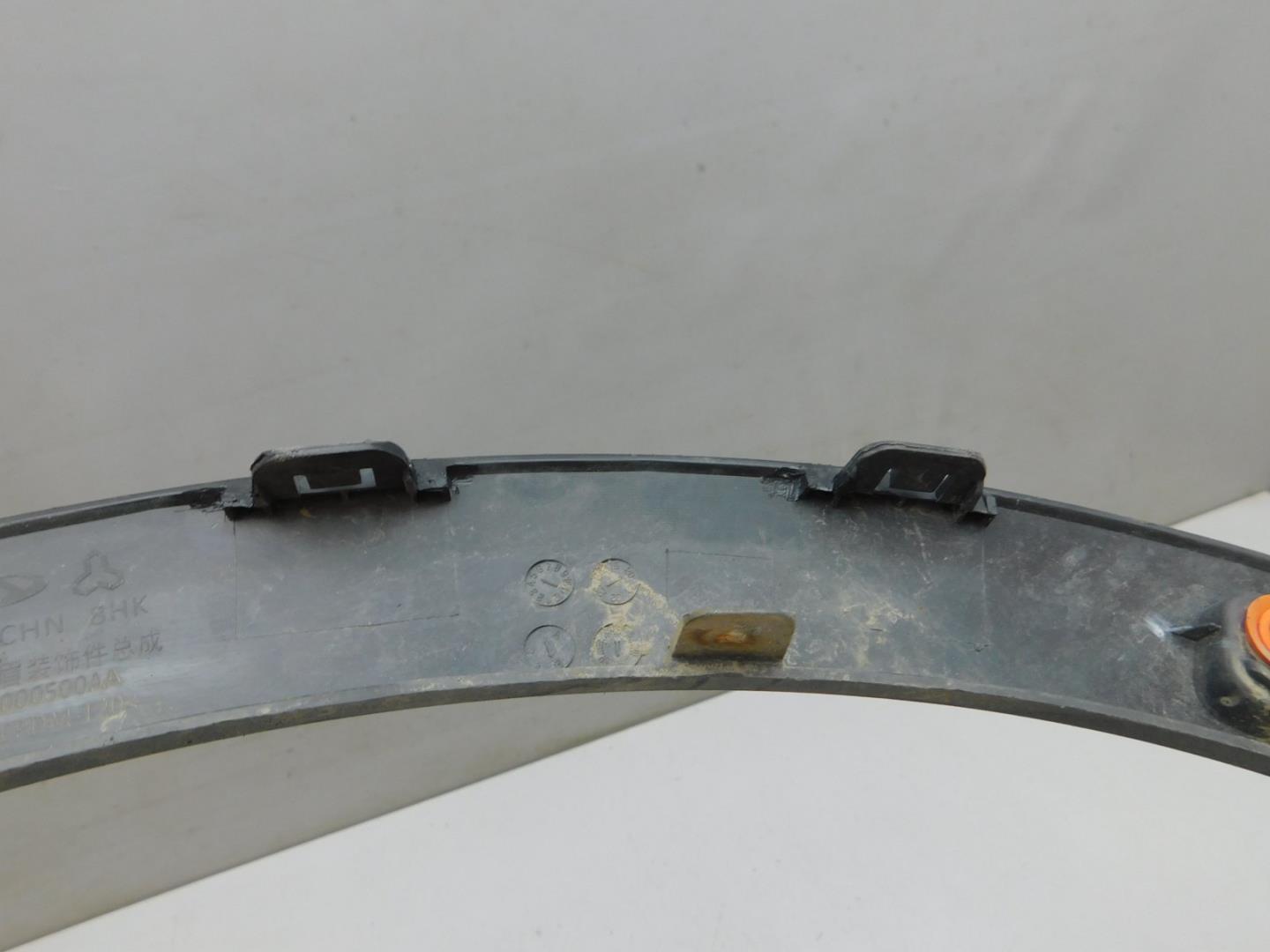 Накладка переднего крыла правого