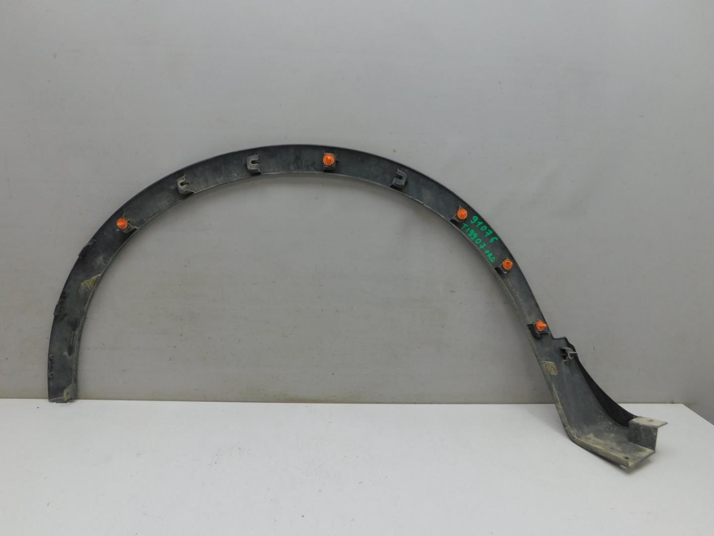 Накладка переднего крыла правого