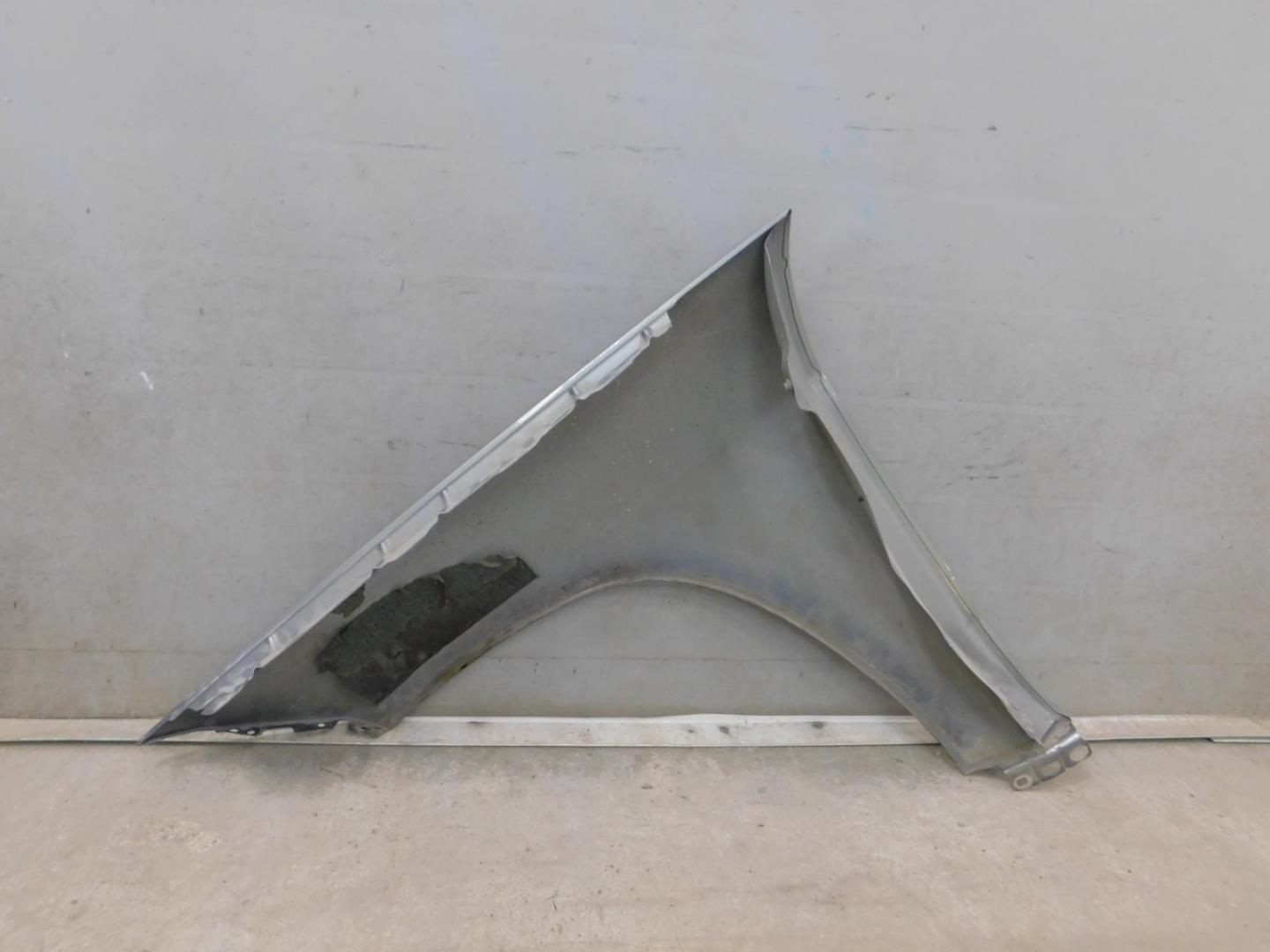 Крыло переднее правое