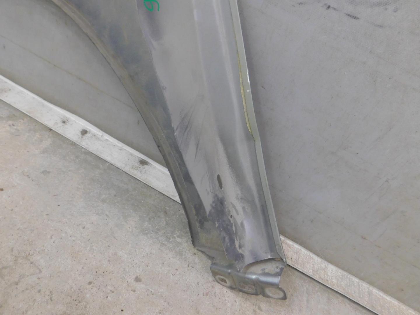 Крыло переднее правое