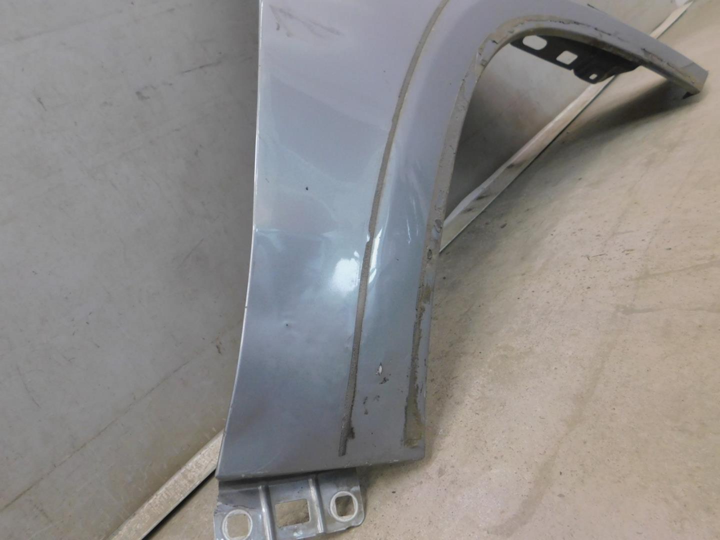 Крыло переднее правое