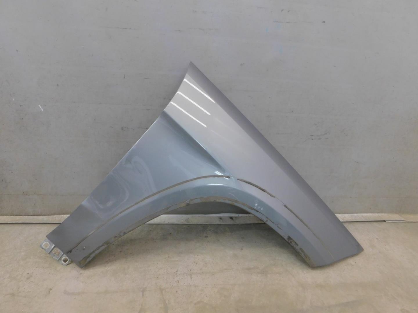 Крыло переднее правое