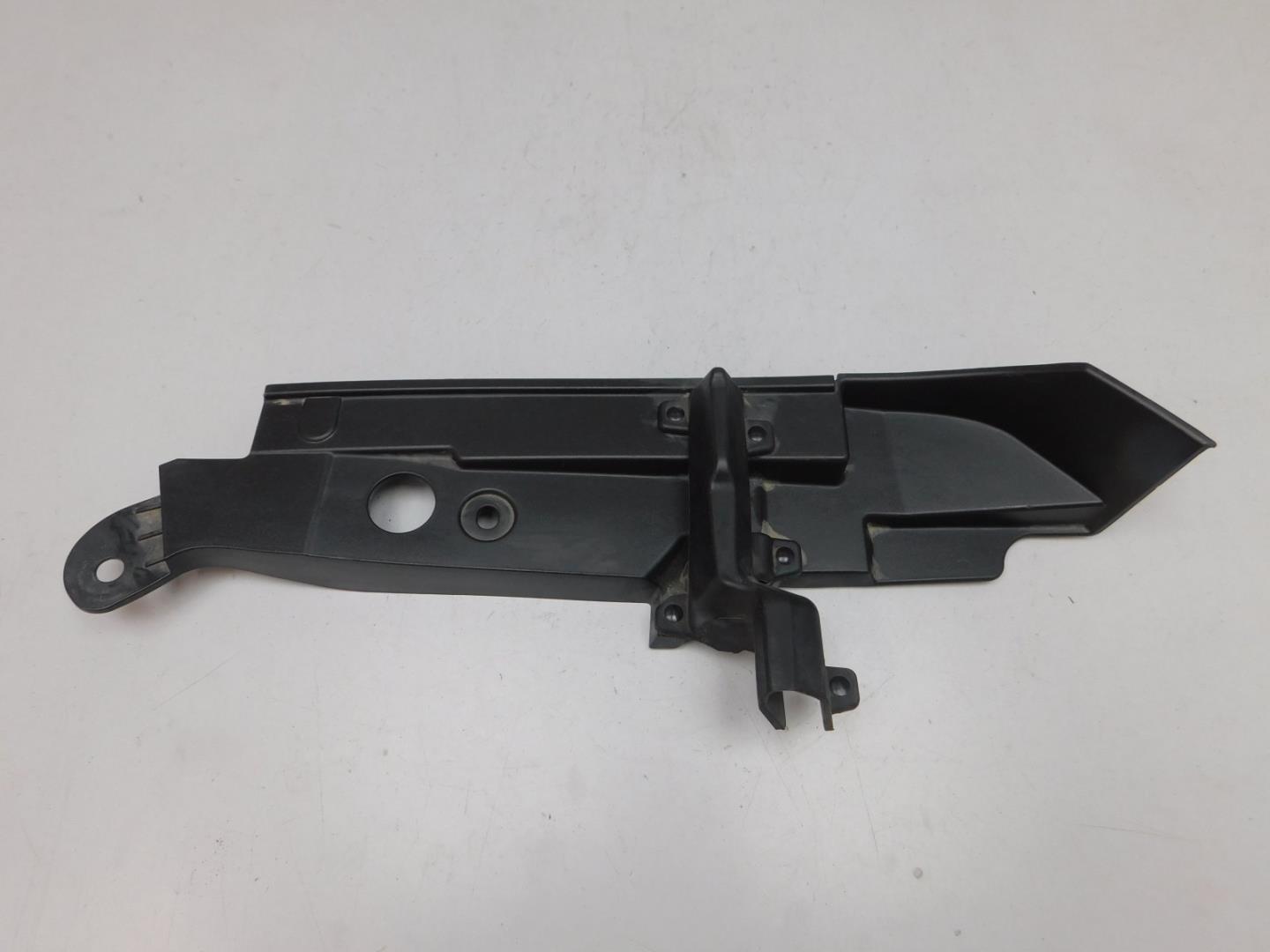 Накладка переднего крыла правого