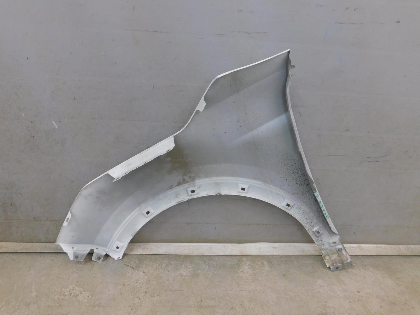 Крыло переднее правое