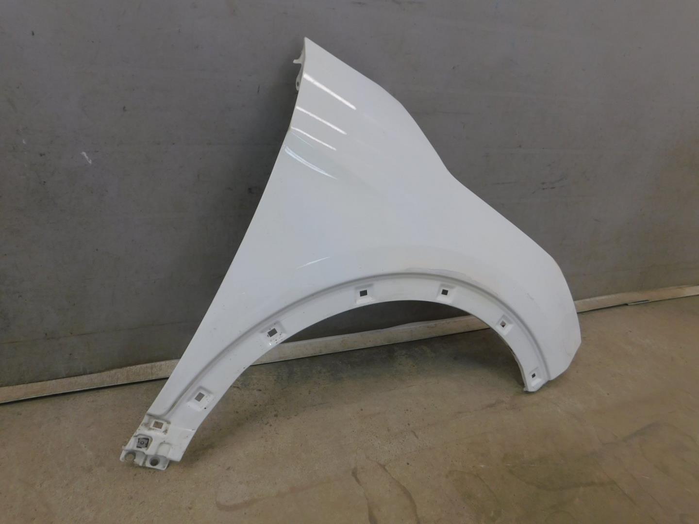 Крыло переднее правое