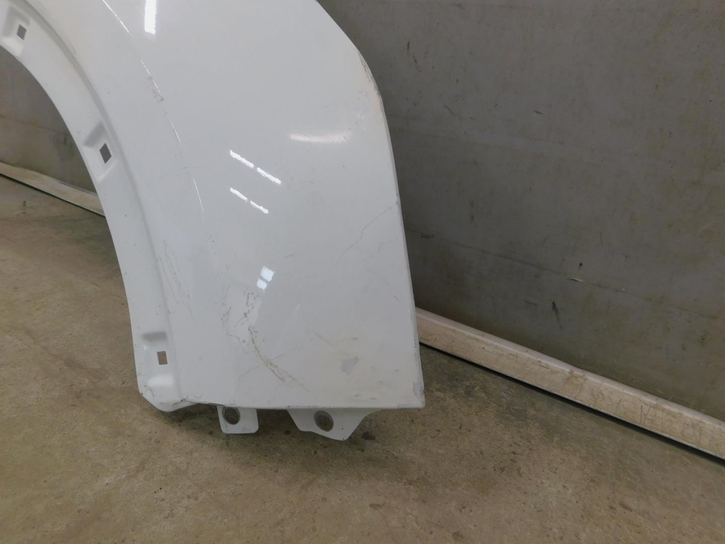 Крыло переднее правое