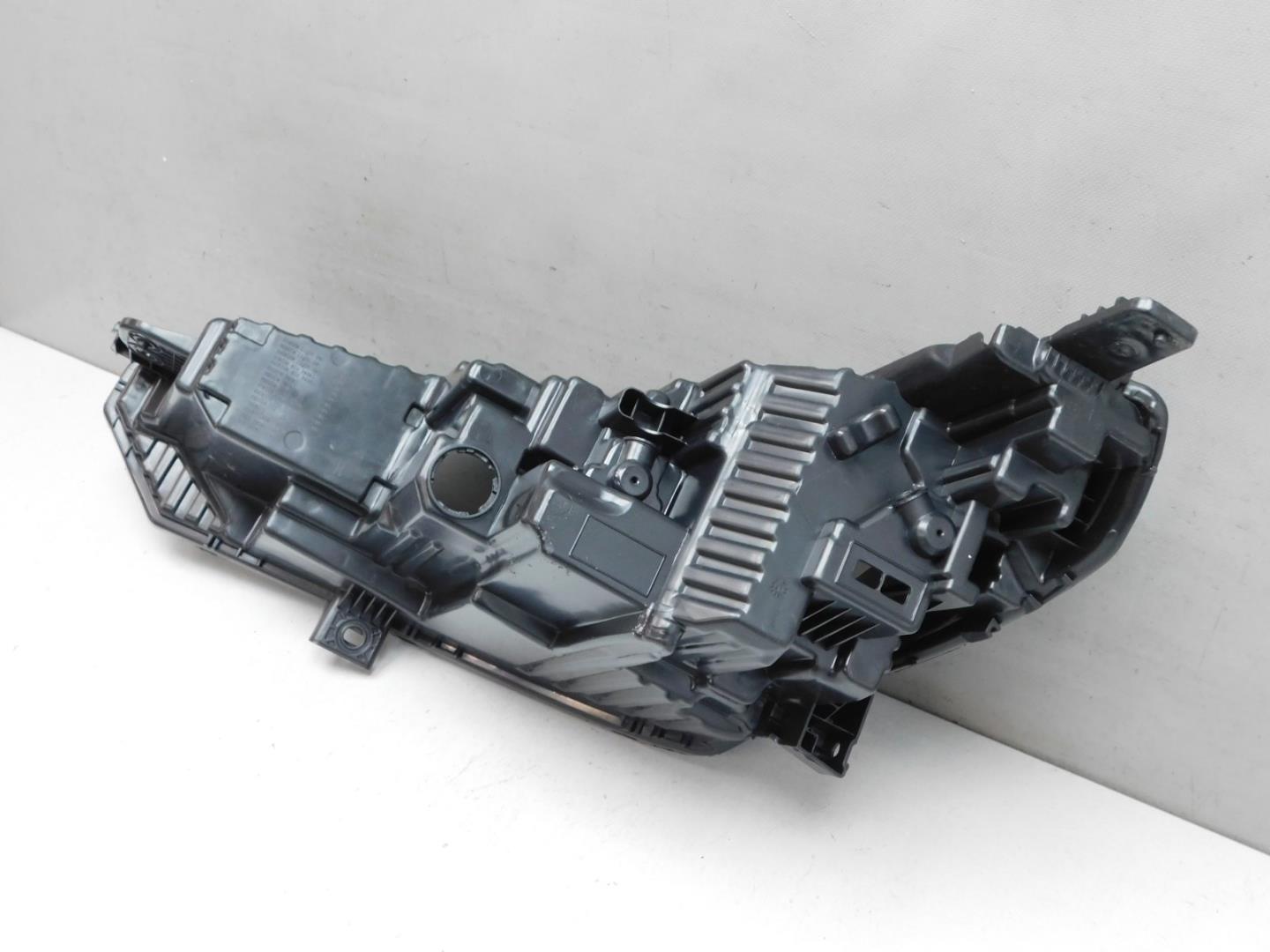 Корпус фары правой