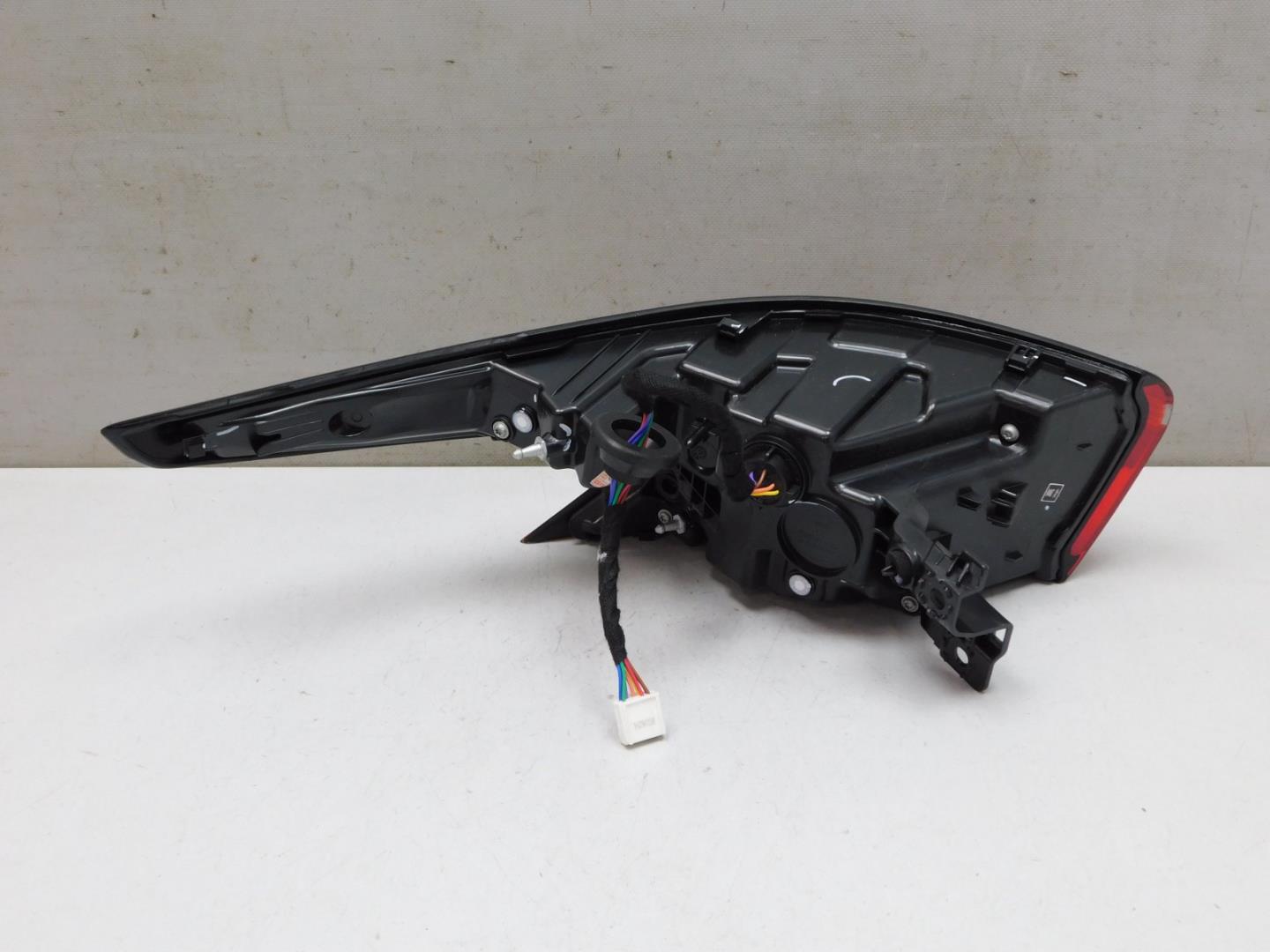 Фонарь задний наружный правый