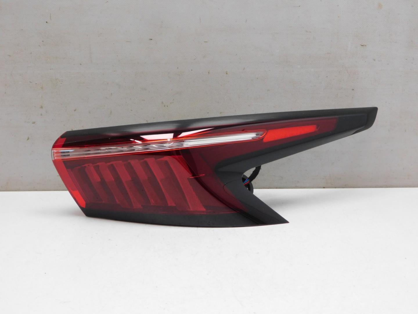 Фонарь задний наружный правый