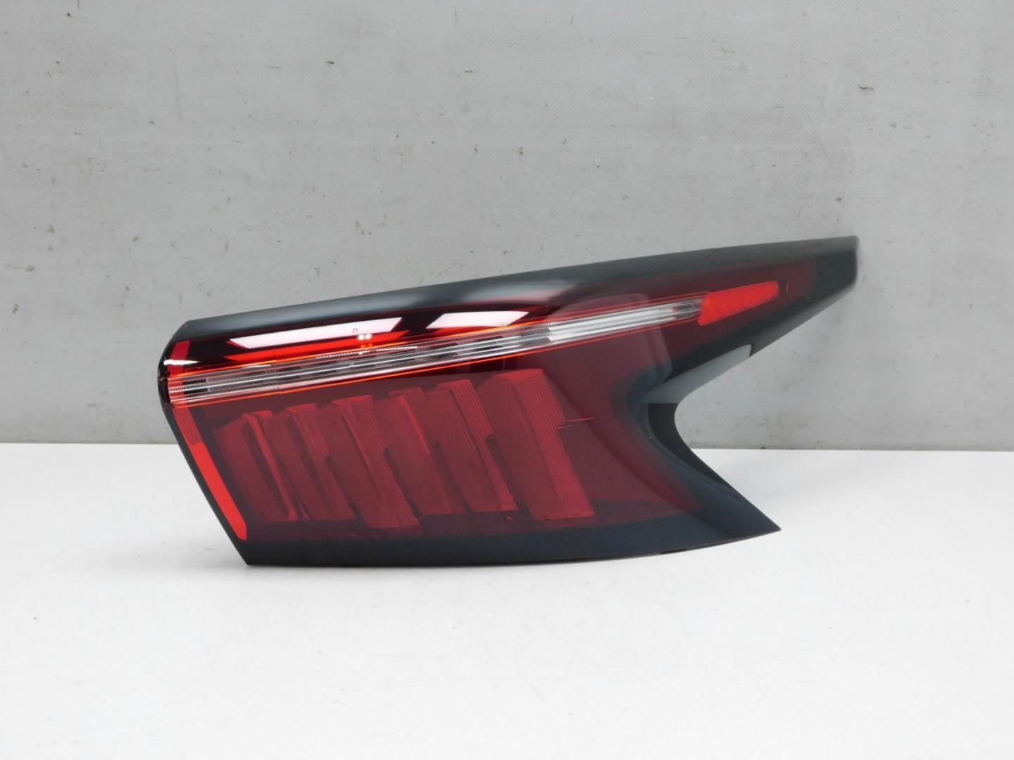 Фонарь задний наружный правый