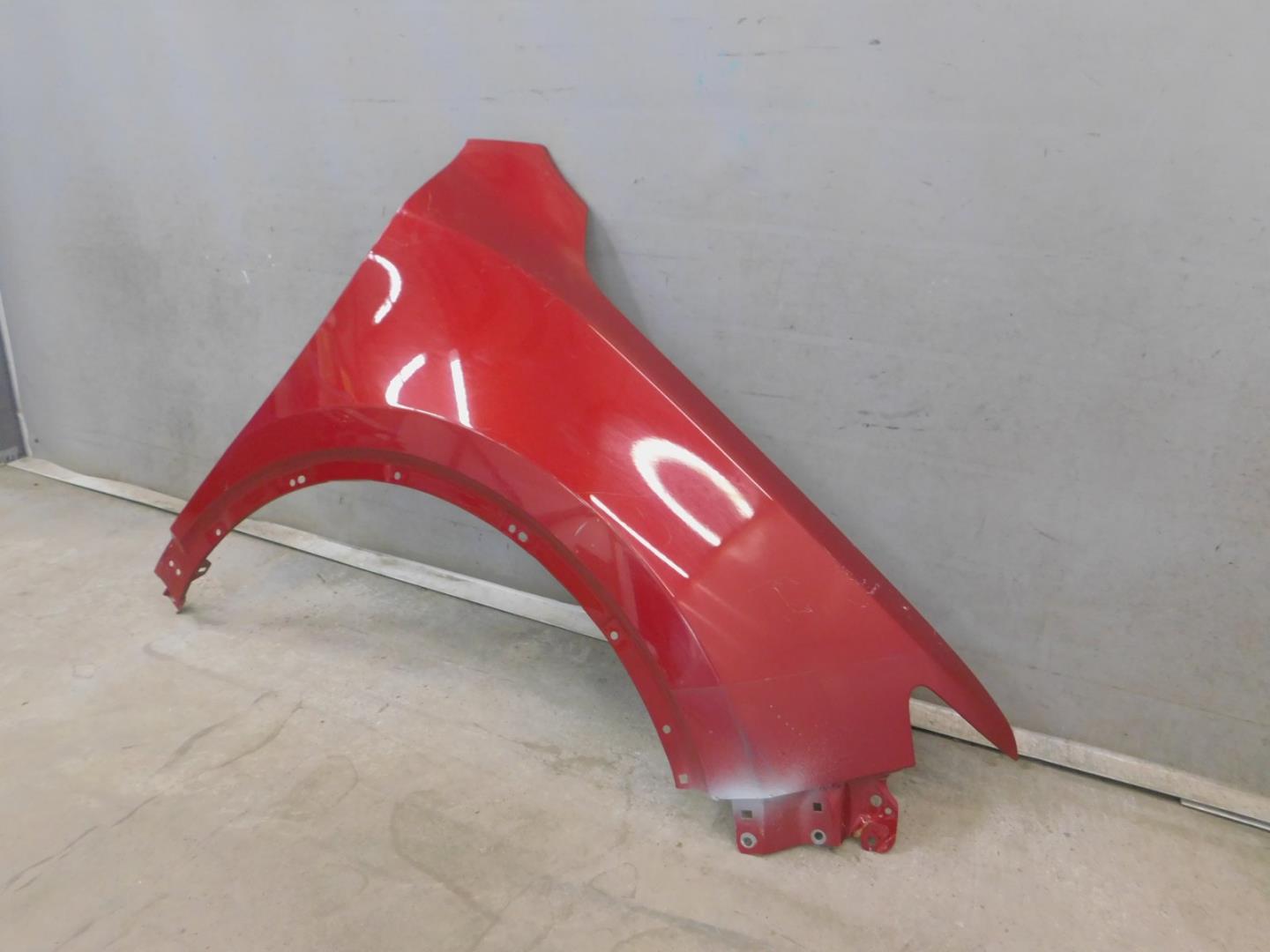 Крыло переднее правое