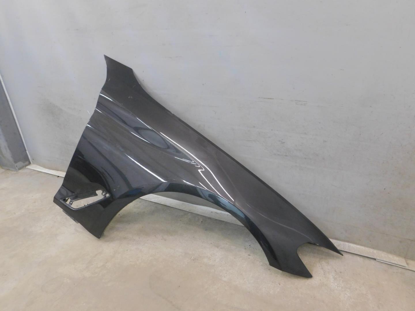 Крыло переднее правое