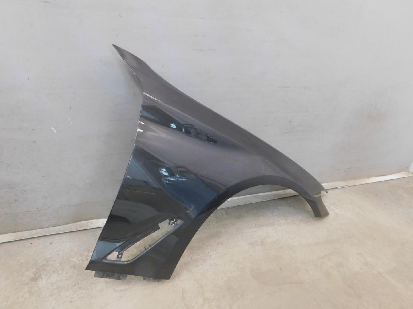 Крыло переднее правое