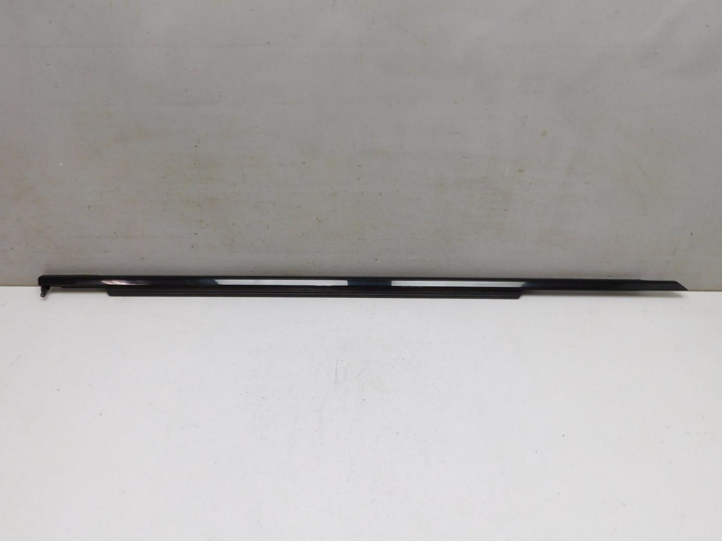 Накладка стекла переднего правого