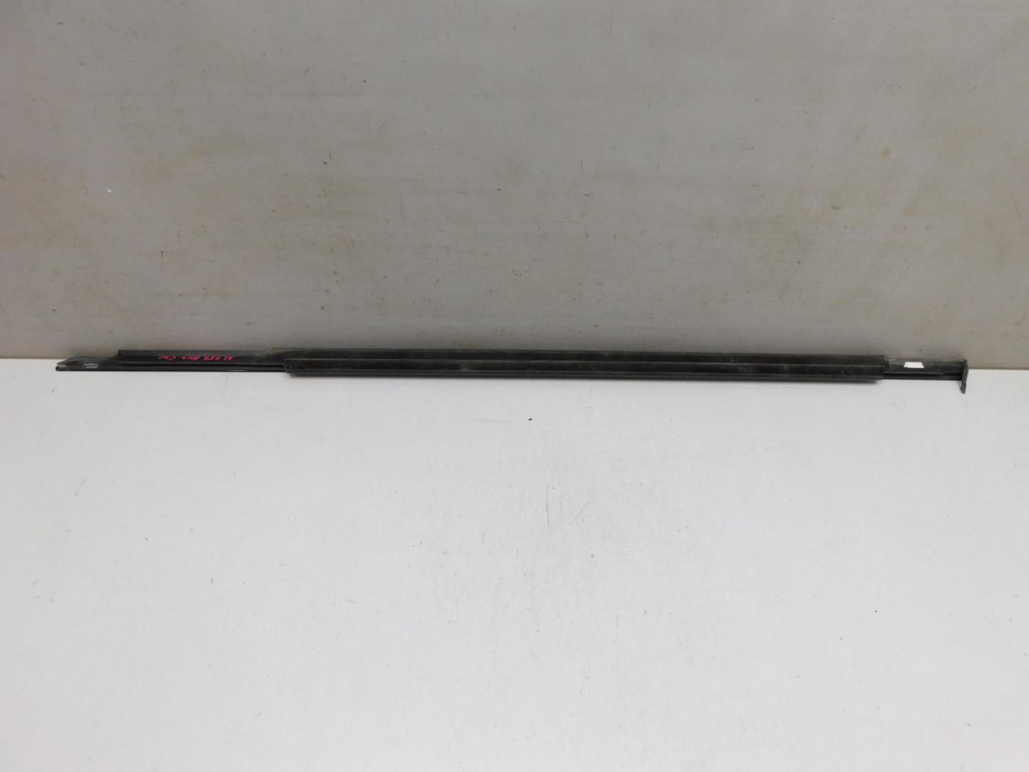 Накладка стекла переднего правого