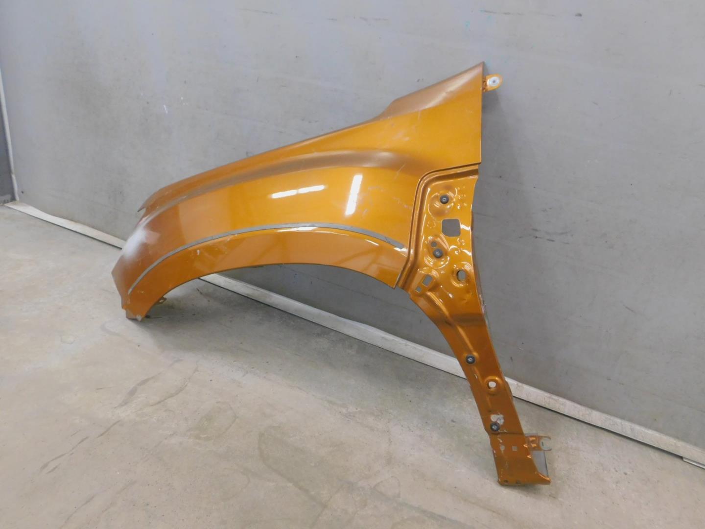 Крыло переднее левое