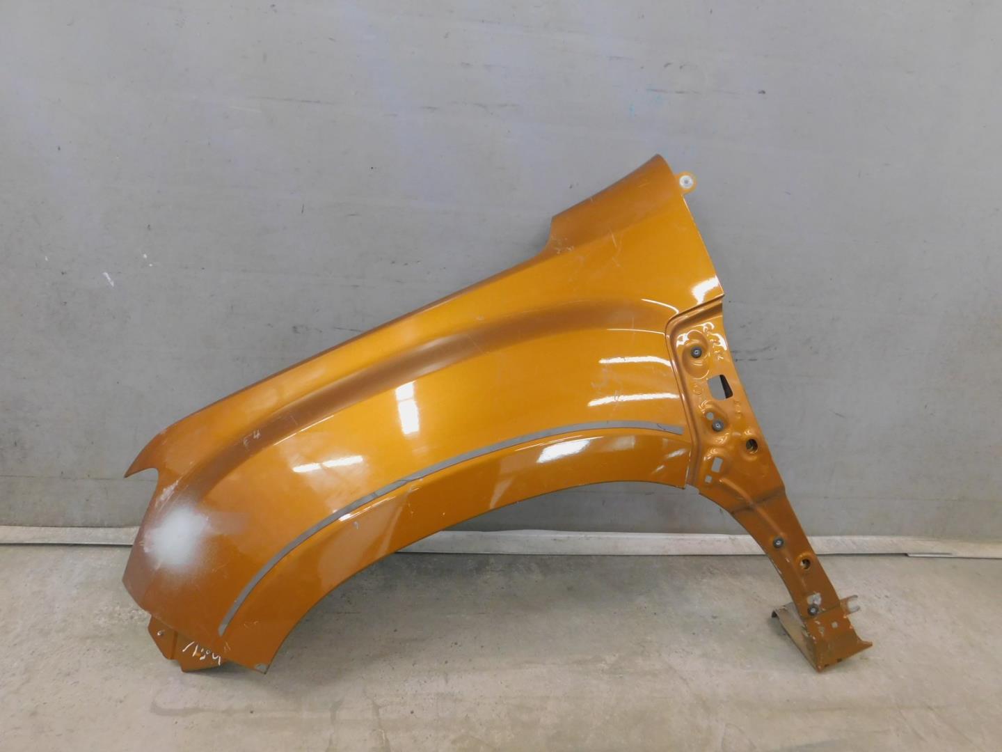 Крыло переднее левое