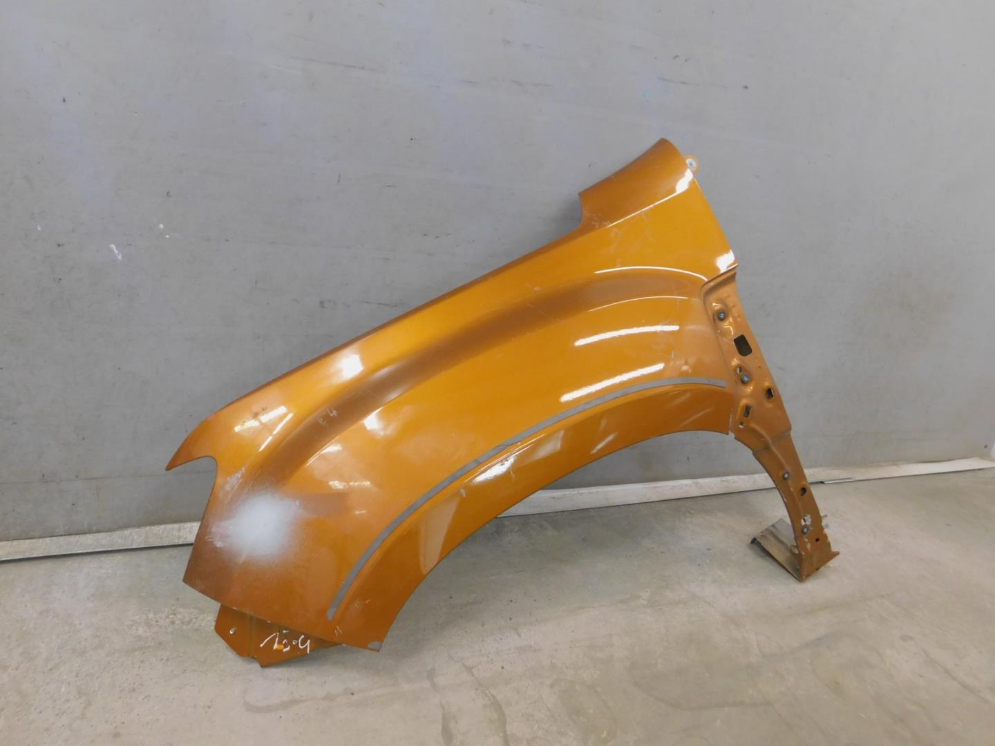 Крыло переднее левое